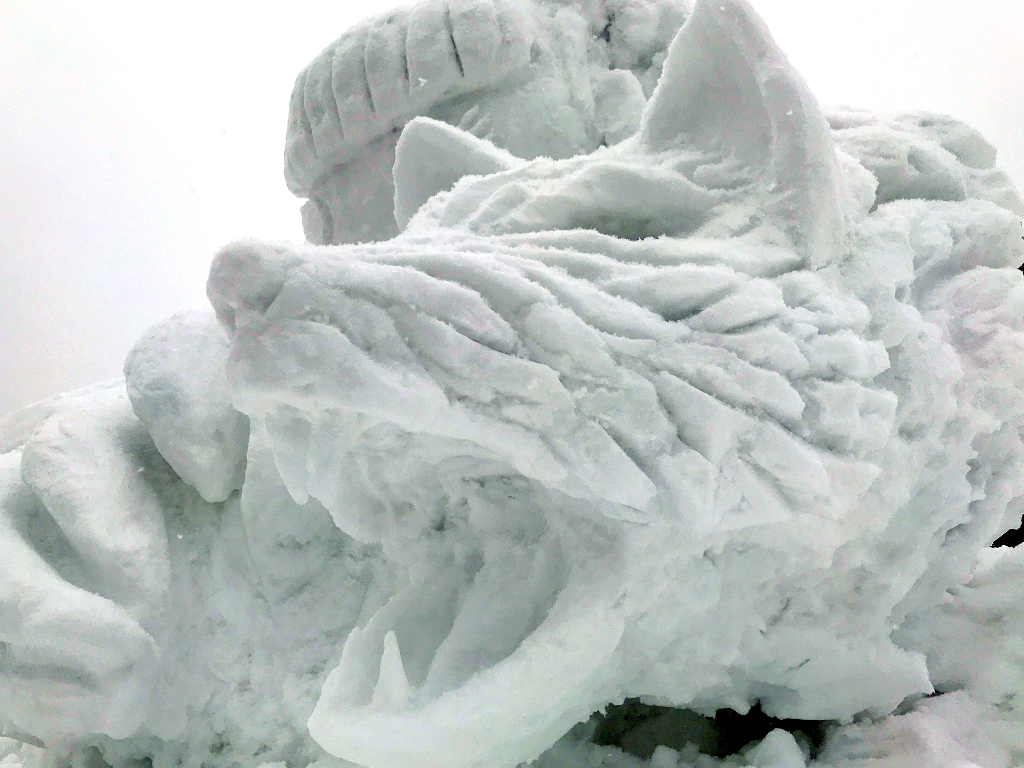 ログハウス,犬の雪像
