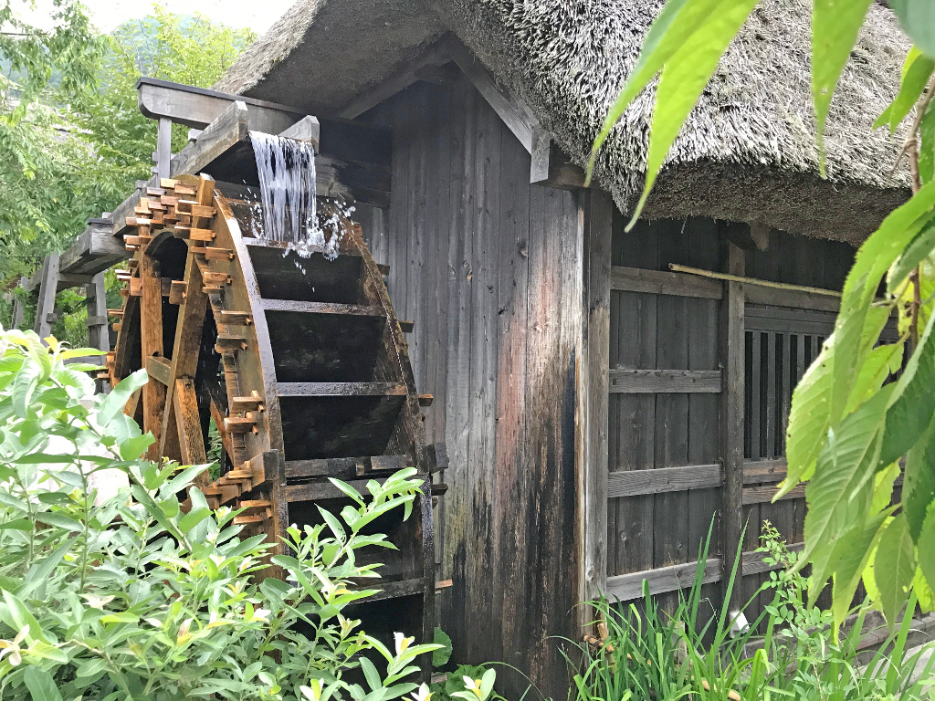 かや葺き屋根の里