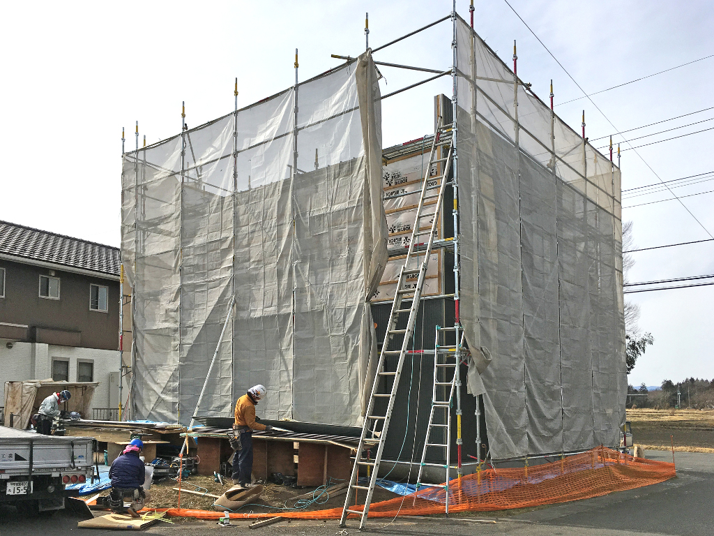 里山に佇むCUBEMAN建築中