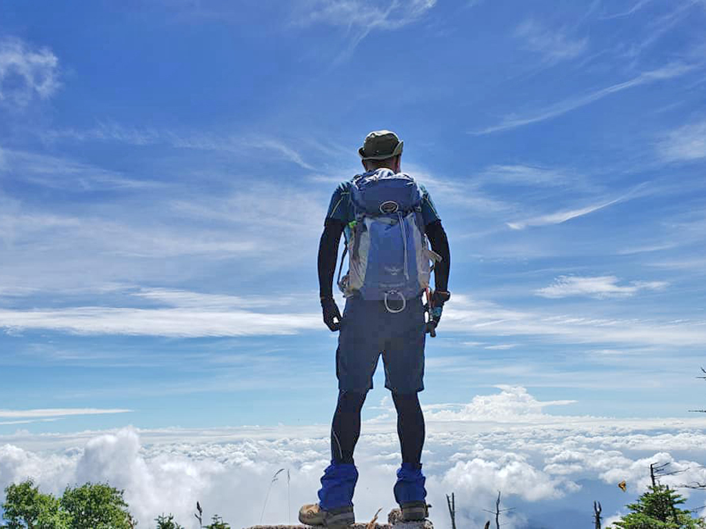 雲海の男体山