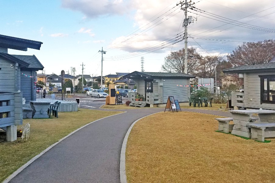 駅前に住民が集う空間、クリエイター達のログハウス