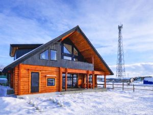 【ログハウスページ】購入前に取引ページご覧ください。 牧場に建つ2階建てログハウス、いよいよ完成・お引渡し ｜ ログハウス